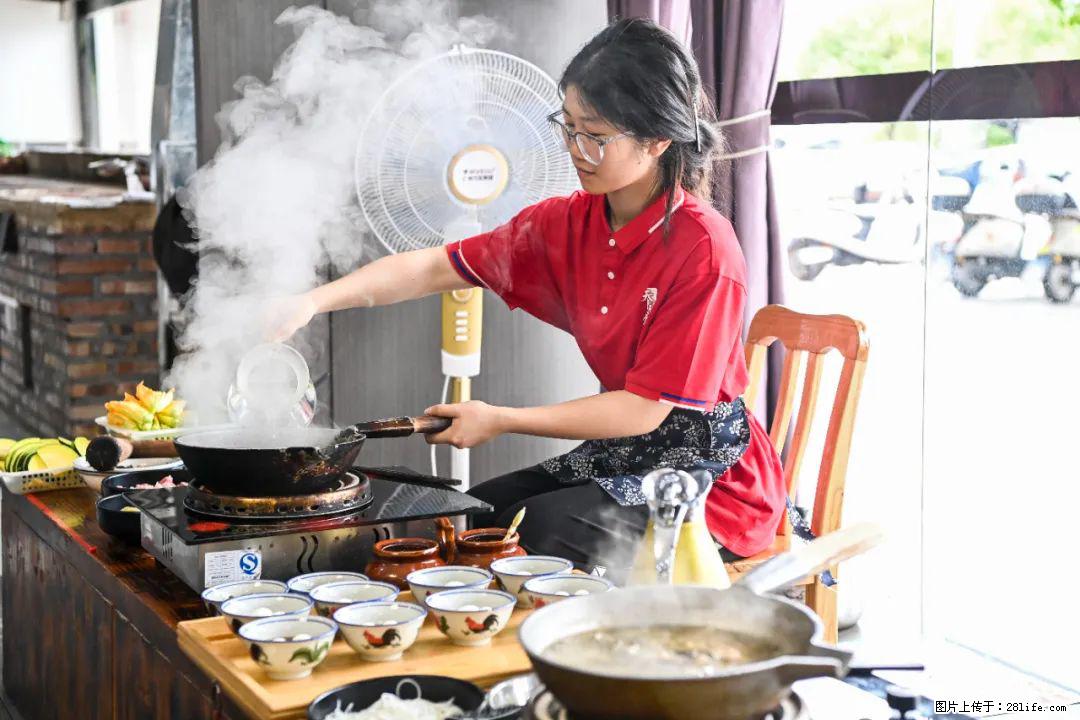 全网追的“扁担女孩”，找了一份暑假工，时薪12元 - 商洛生活资讯 - 商洛28生活网 sl.28life.net